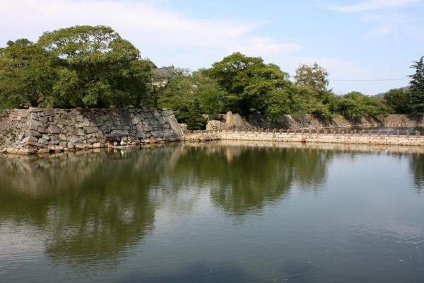 岡山城の石垣と濠