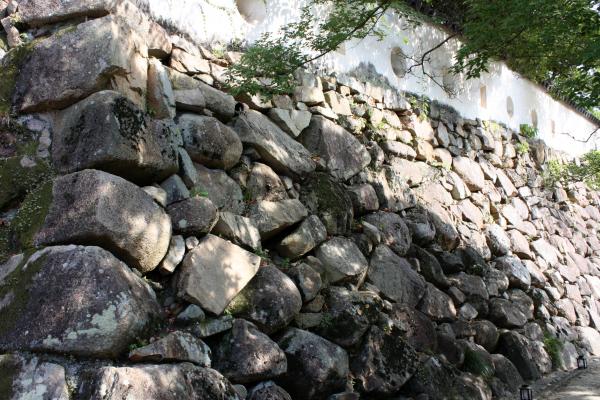 岡山城の石垣・土塀と銃眼
