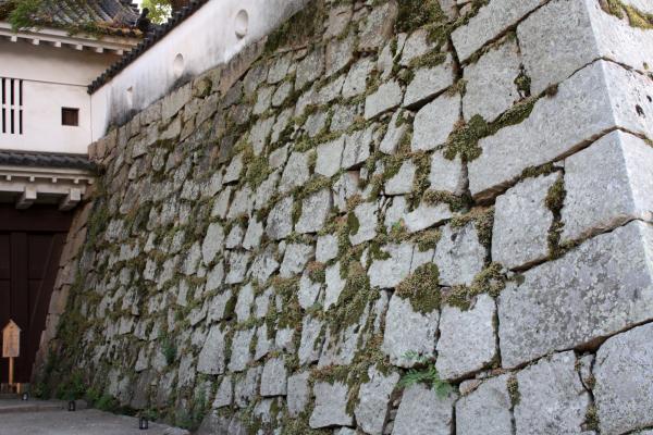 岡山城の「廊下門」と石垣