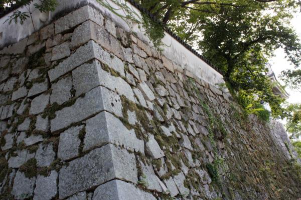 岡山城の「廊下門」に続く石垣