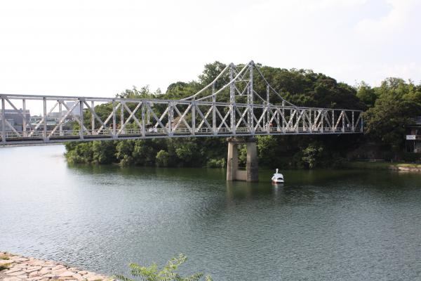 岡山城脇の旭川に架かる月見橋