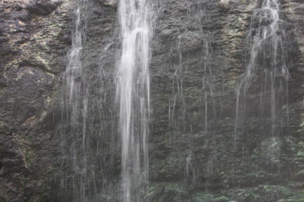 湯畑から流れ落ちる湯の滝