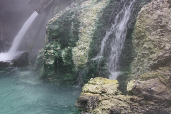 草津温泉の湯畑から流れ落ちる湯の滝
