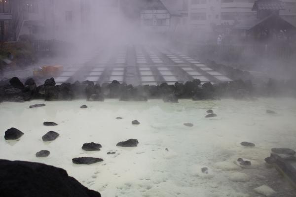 湯煙にかすむ草津温泉の湯畑