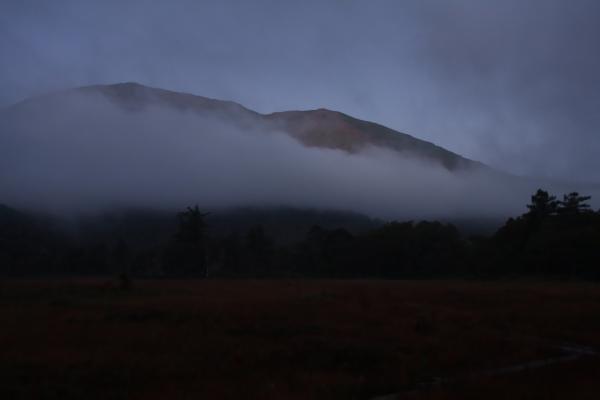 朝霧から顔を出す至仏山