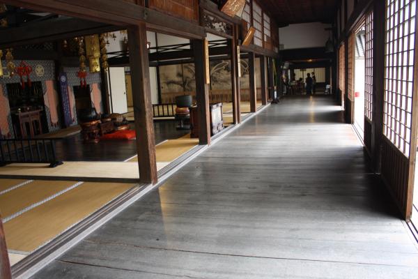 龍潭寺の「鴬張り廊下」と本堂内部