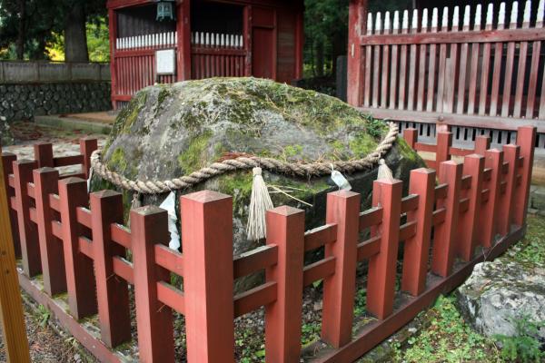 出羽三山神社の「天拝石」