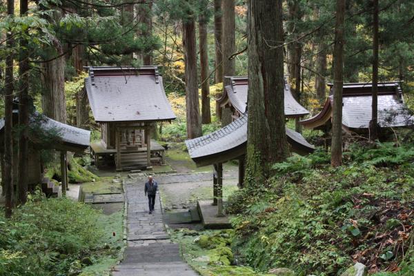 出羽三山神社・「継子坂」下の末社群