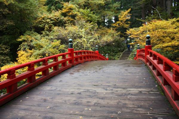 出羽三山神社の神橋と参道