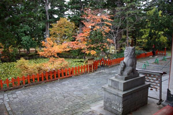 出羽三山神社の狛犬と鏡池