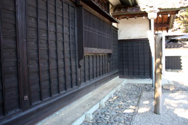 酒田の「本間家旧本邸」、黒塀と格子窓
