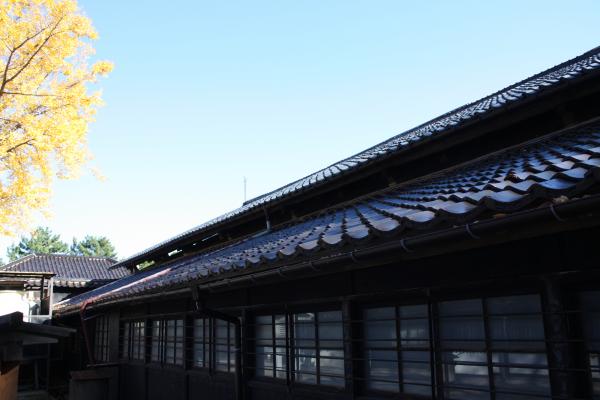 二重屋根の酒田「山居倉庫」/癒し憩い画像データベース