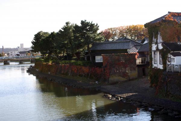 「三居橋」から見た山居倉庫の船着場