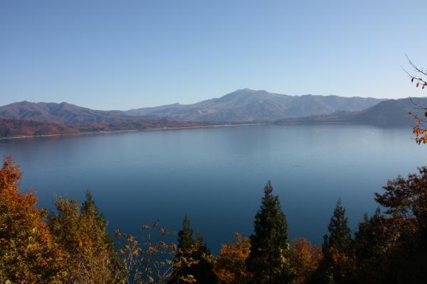 晩秋の田沢湖と秋田駒ヶ岳の遠景