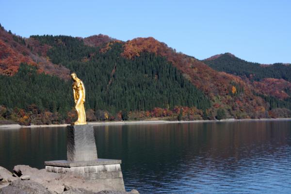晩秋の田沢湖畔と「たつこ像」