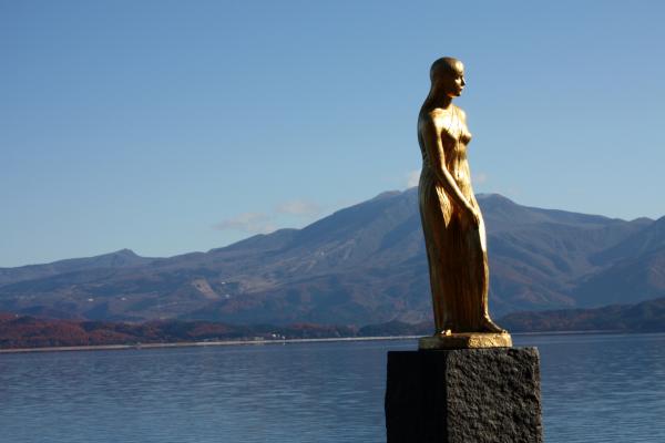 静寂の田沢湖と「たつこ像」