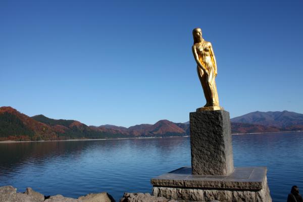 秋の青空と田沢湖畔の「たつこ像」