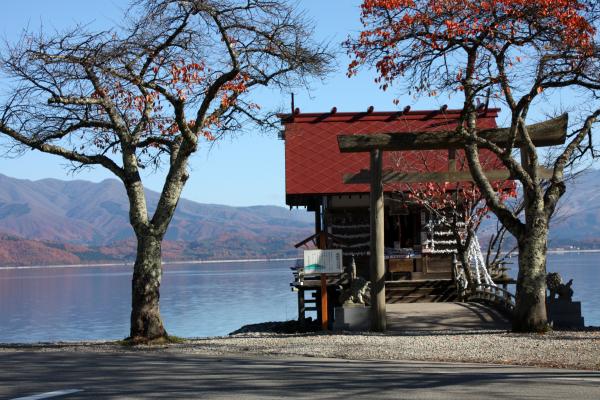 田沢湖畔の「たつこ像」傍の「浮木神社」