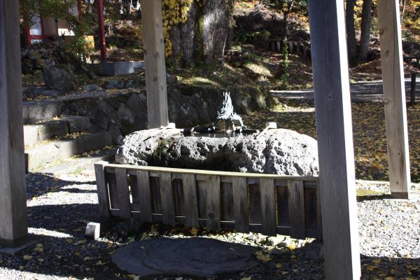 田沢湖畔の「御座石神社」手水舎