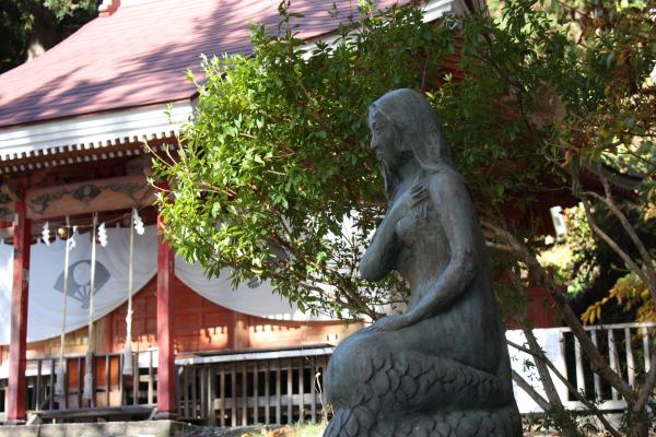 田沢湖畔の「御座石神社」と人魚姿のたつ子姫像