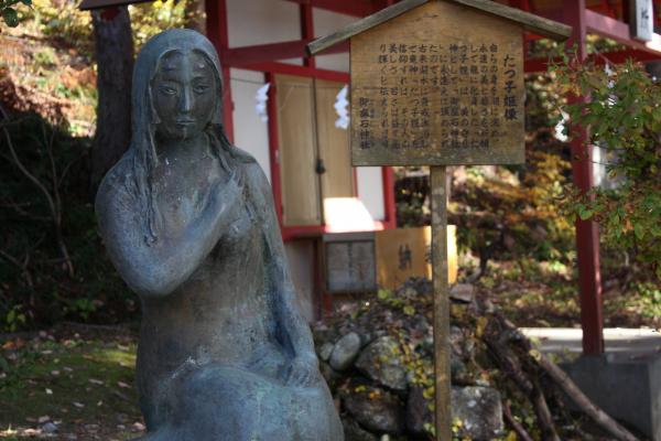 田沢湖畔の「御座石神社」と人魚姿のたつ子姫像