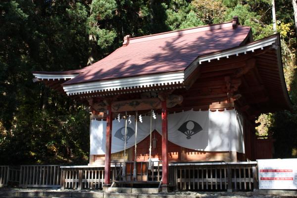 田沢湖畔の「御座石神社」