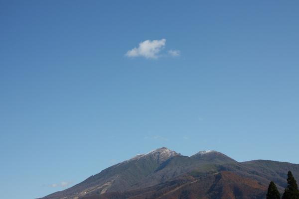 晩秋の「秋田駒ヶ岳」と浮雲