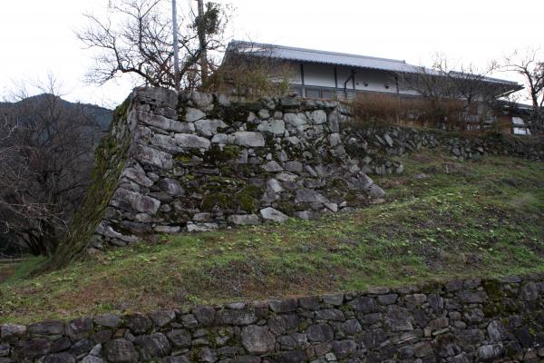 福岡秋月城跡の石垣と土塁
