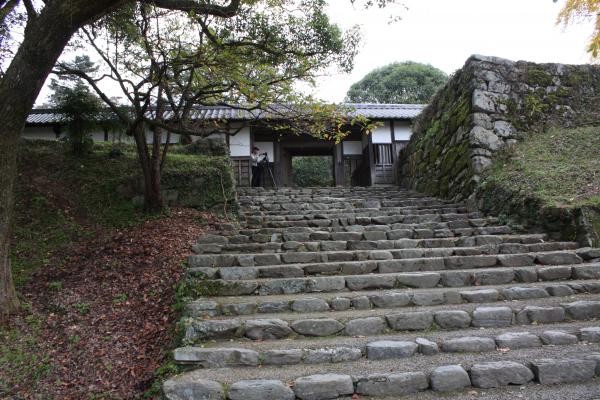 福岡秋月城跡の「長屋門」と石段