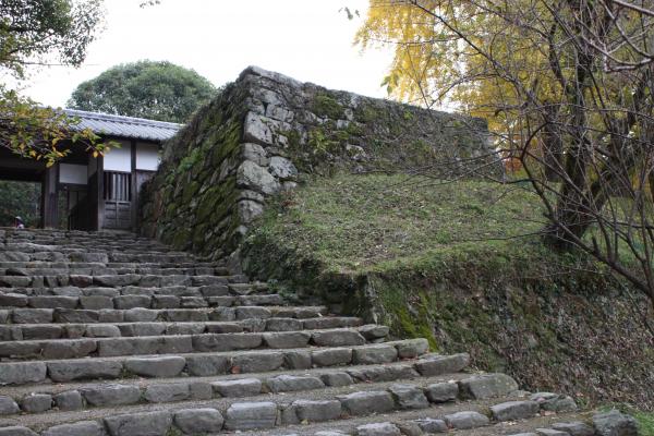 福岡秋月城跡の「長屋門」と石垣