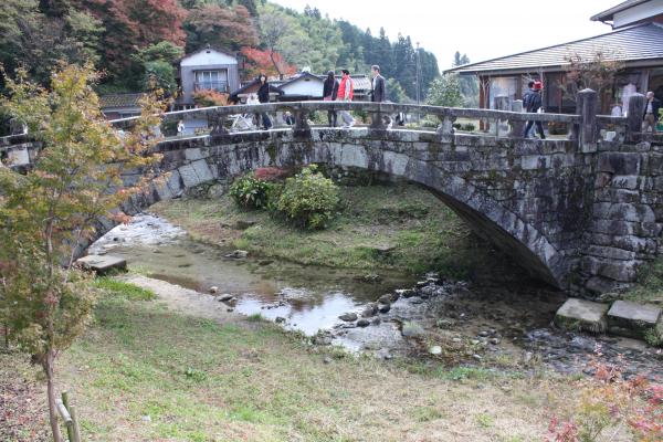 福岡の花崗岩でできた「秋月目鏡橋」と野鳥川