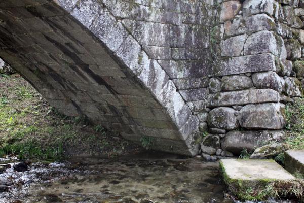 花崗岩でできた「秋月目鏡橋」