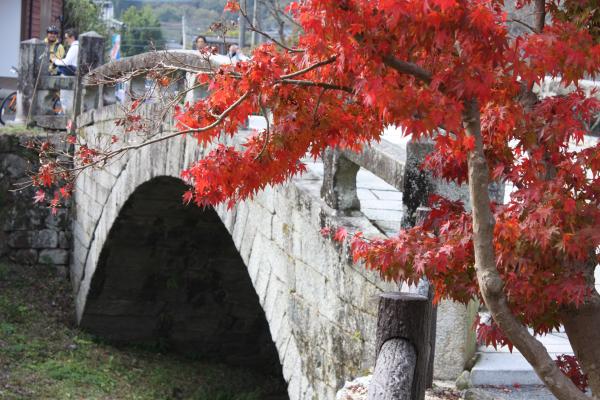 福岡「秋月目鏡橋」と紅葉/癒し憩い画像データベース
