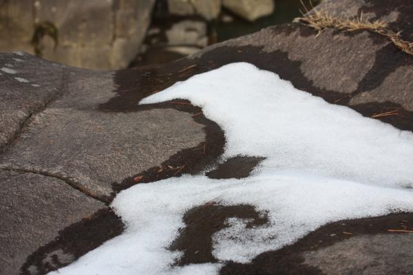 積雪した一関・厳美渓の岩