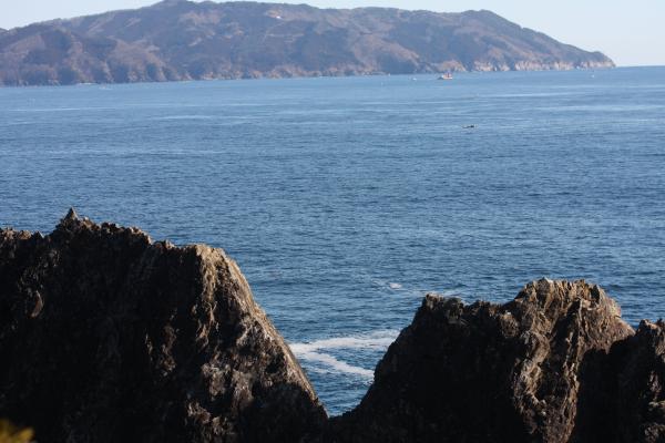 陸中・碁石海岸の「雷岩」と遠望の綾里崎/癒し憩い画像データベース