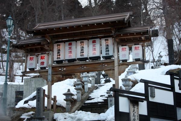 蔵王の酢川温泉神社、積雪の石段