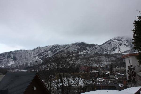蔵王温泉周辺の積雪した冬の山肌