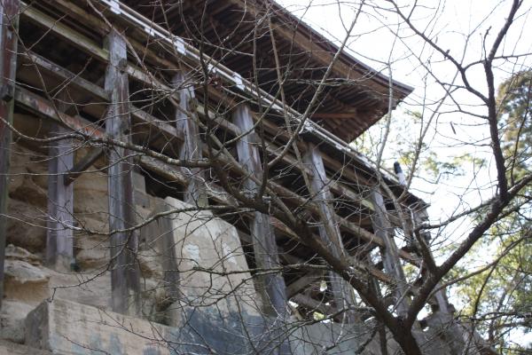 岩山に建つ笠森寺の「四方懸造り」観音堂