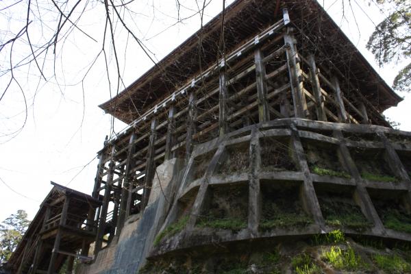 岩山に建つ笠森寺の観音堂