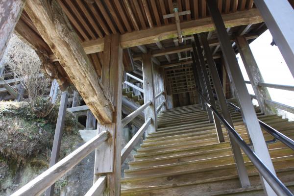 岩山に建つ笠森寺の急勾配の階段と木組み