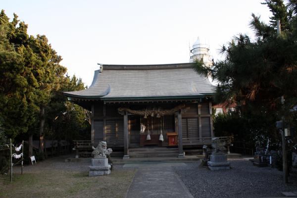 野島埼「厳島神社」と奥の灯台