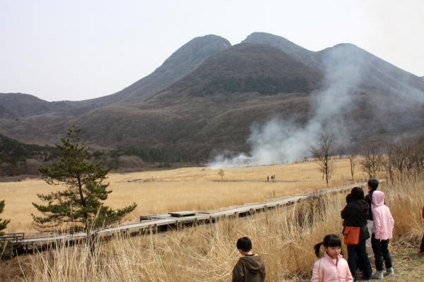 野焼き開始の九重「タデ原湿原」と三俣山