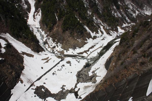 残雪の黒部峡谷
