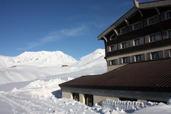 雪の立山高原ホテルと立山連峰