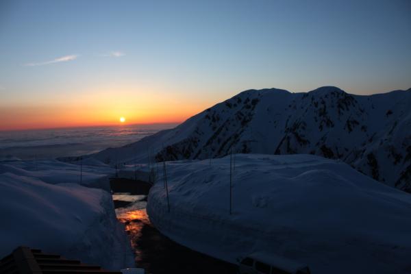 雲海に沈む夕陽と「雪の大谷」
