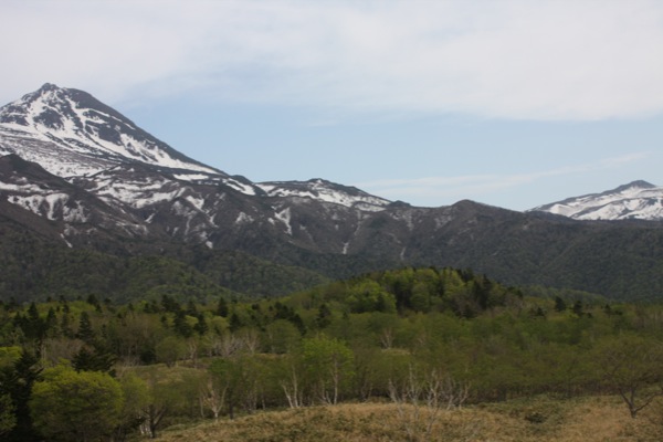 知床５湖から見た知床連山の羅臼岳と知床の山並み