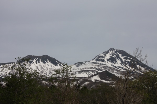 知床の羅臼岳と三峰岳