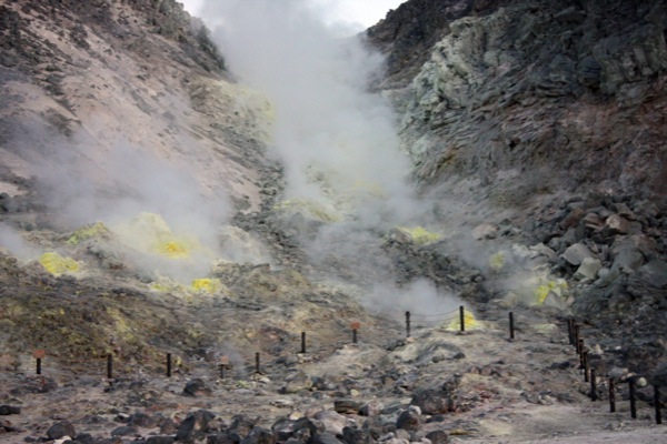 火山の噴気孔と白煙
