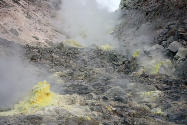 火山の黄色い噴気孔と白煙