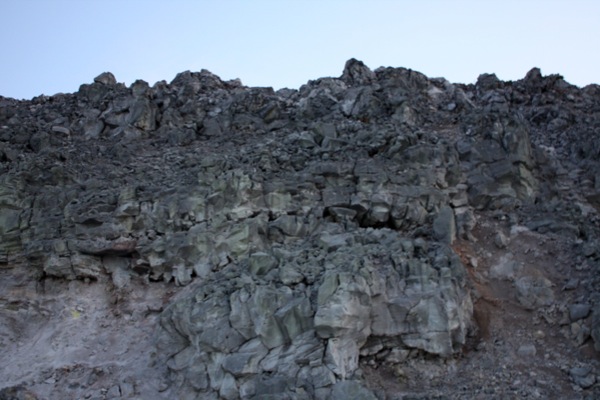 歴史を秘めた火山の岩壁